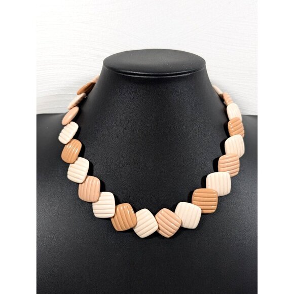 Vintage Avon Summer Sands Tan Beige Cream Square Ribbed Necklace 17.5 in - Picture 1 of 11